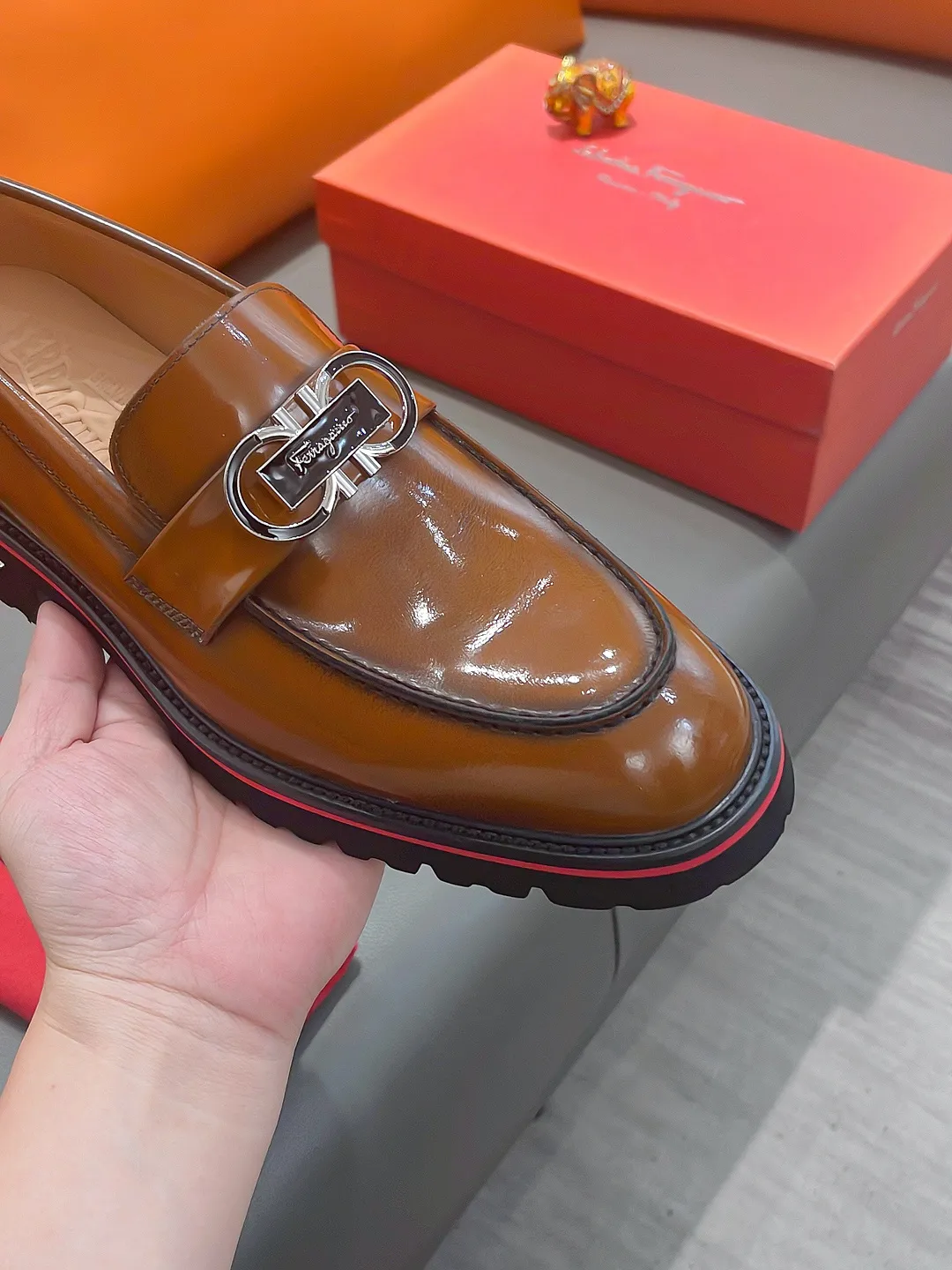 Men's shoes FERRAGAMO "Ferragamo" P540 Regular size: 39-44 (38, 45, 46, 47 customized) (suit shoes) Product materials: Selected first-layer cowhide upper, imported sheepskin lining; original outsole.